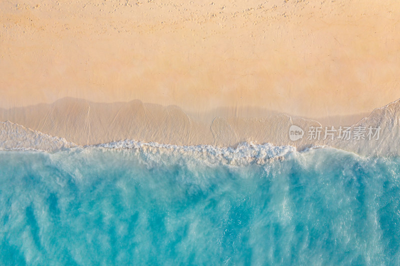 美丽的蓝色海水海浪沙滩