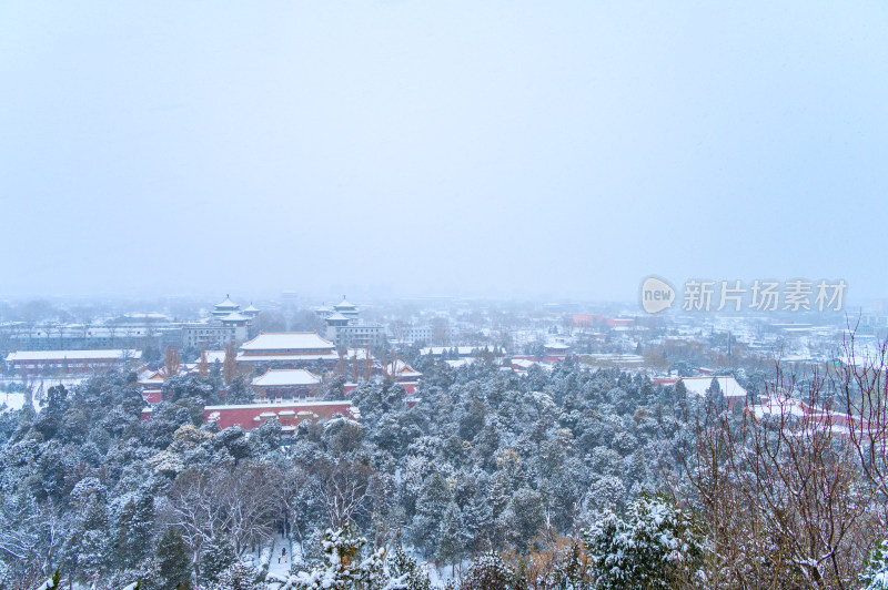 北京景山公园雪中古建筑风光