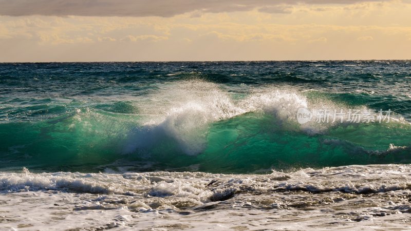 大海海浪波涛汹涌浪花巨浪