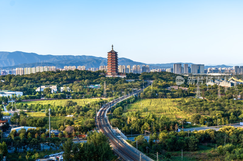 北京永定塔城市景观与铁轨