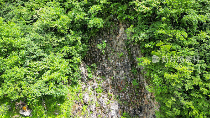 航拍湖北神农架官门山景区悬崖蜂箱