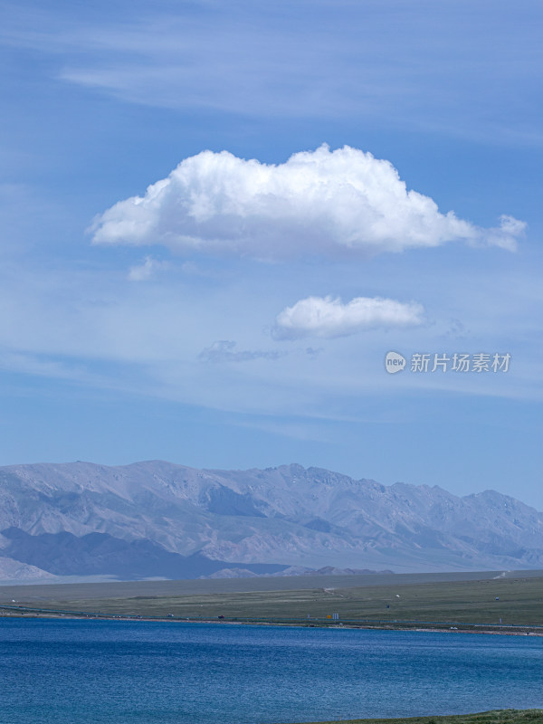 蓝天白云下的草原和蓝色湖泊自然风景