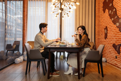 青年伴侣在餐厅用餐