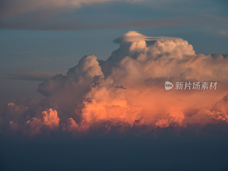 天空夕阳照耀幞状云浓积云积雨云