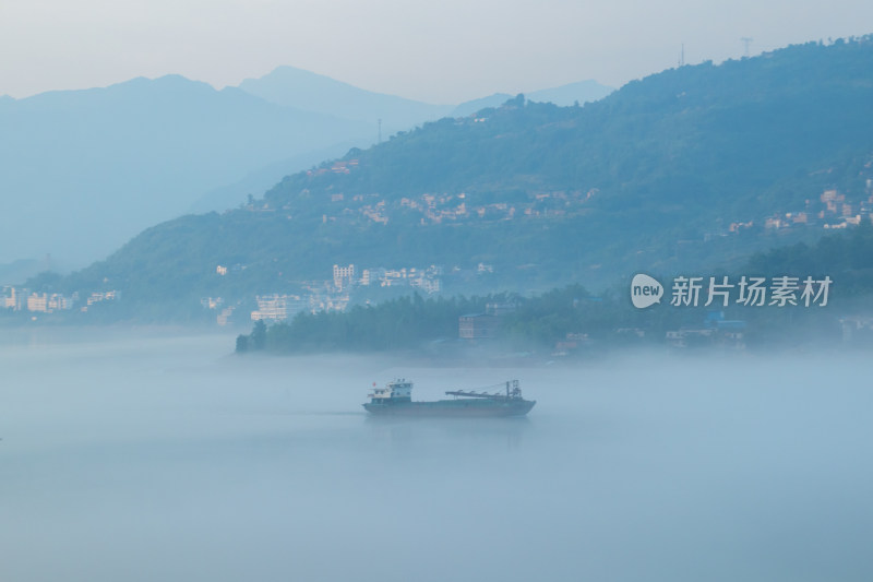 江面晨雾中的轮船