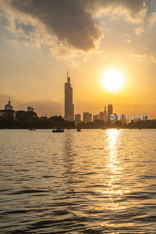 黄昏夕阳南京玄武湖城市建筑景观