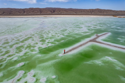 青海海西州茫崖翡翠湖网红盐湖高空航拍