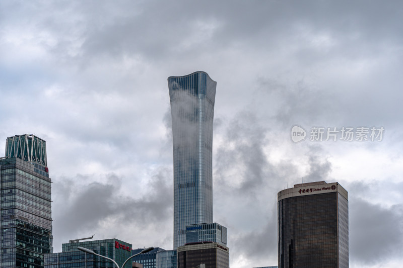 北京CBD阴雨天云彩穿过建筑