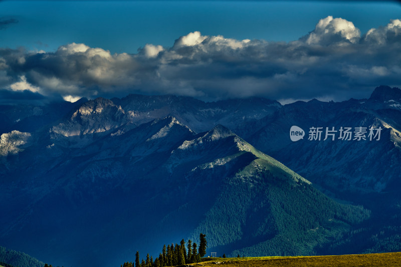 夕阳下的喀拉峻草原