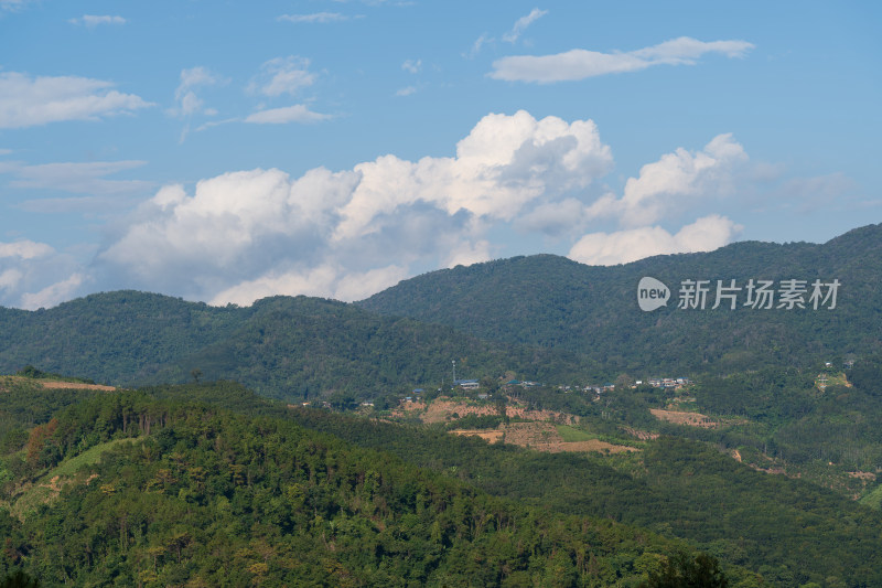 蓝天白云下的山峦景色