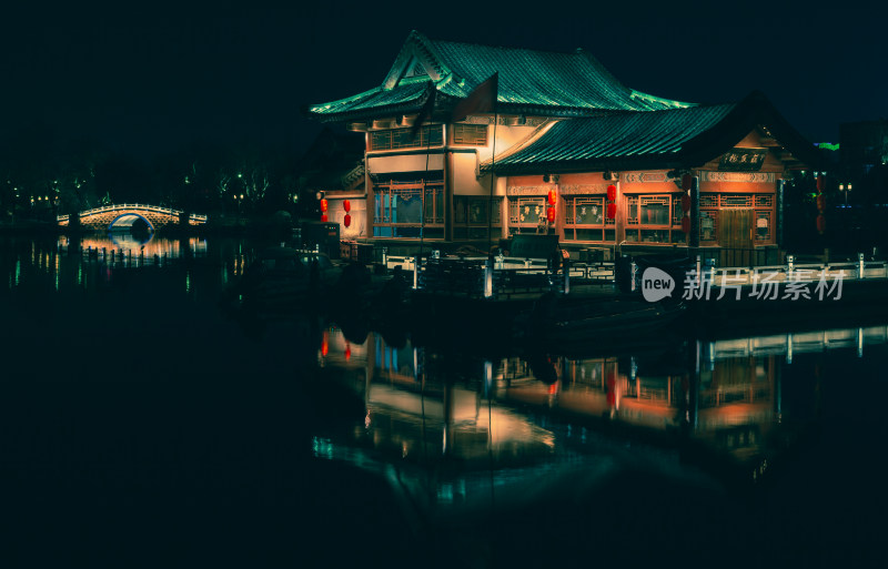 山东济南大明湖古建筑夜景