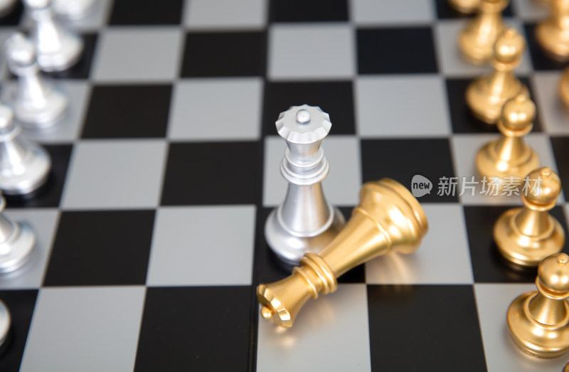 国际象棋棋盘上双方的皇后棋子在对决