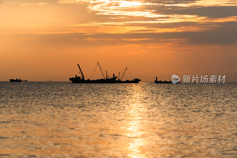 海上落日与船只景观