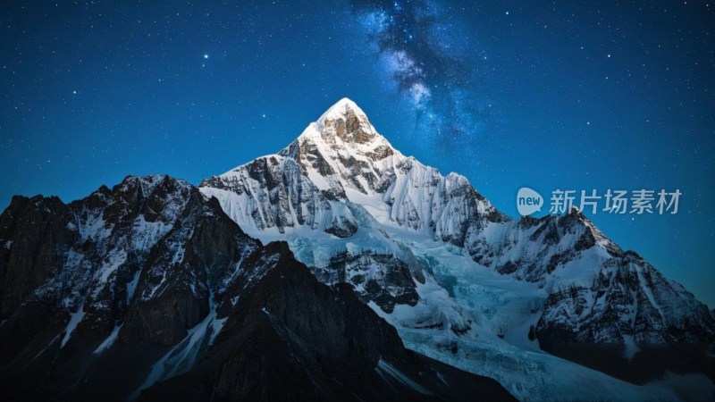 星空下的雪山夜景