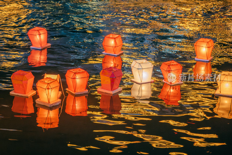 广西桂林资源河灯节-漂浮在水面上的河灯