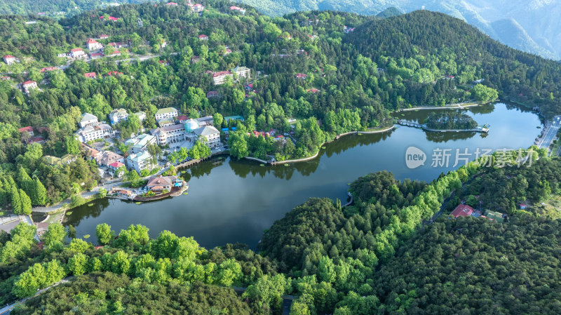 庐山风光枯岭镇如琴湖山顶小镇的壮丽景色