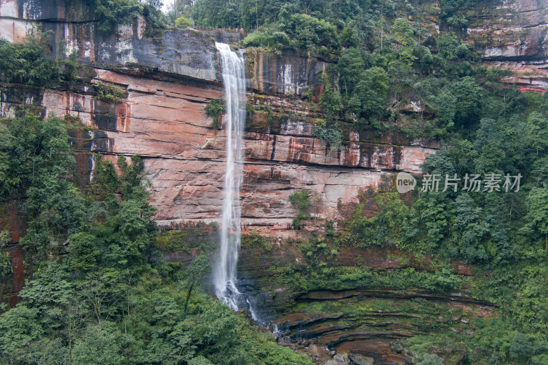 云雾缭绕的重庆江津四面山土地岩瀑布