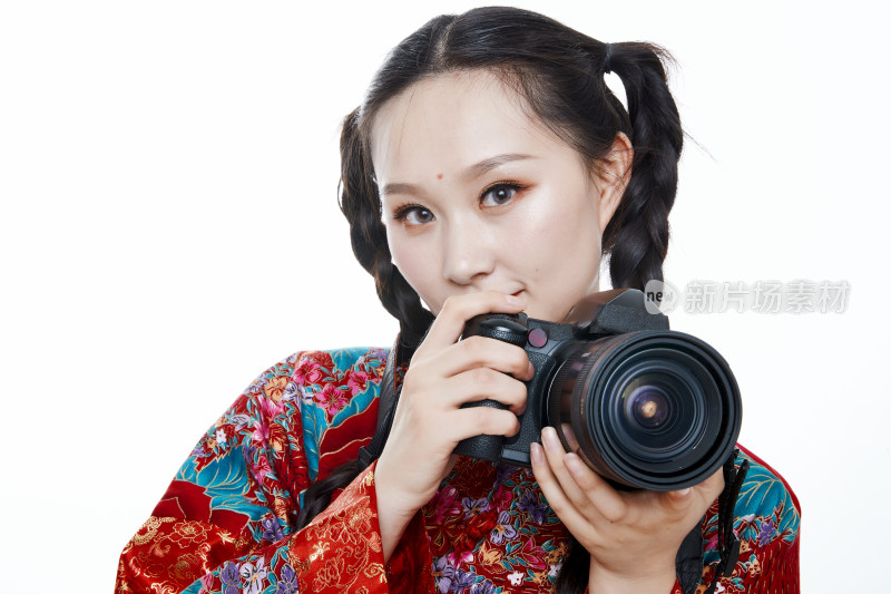 手持相机的亚洲年轻少女的肖像人像