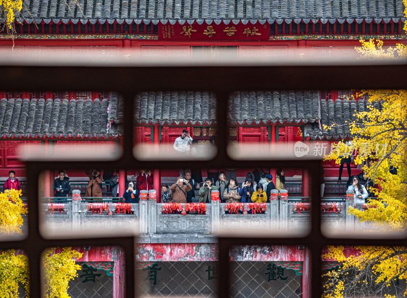 南京毗庐寺古建筑前游客观景拍照场景