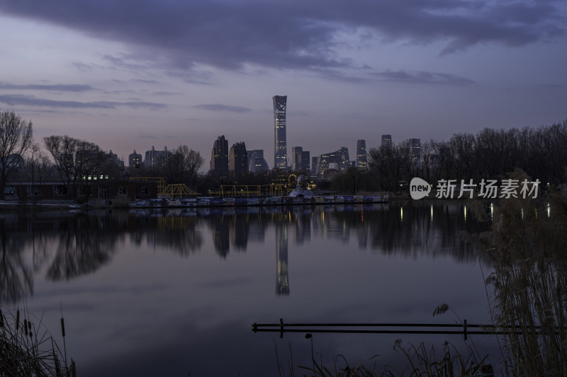 北京城市夜景湖泊边的繁华都市与静谧氛围