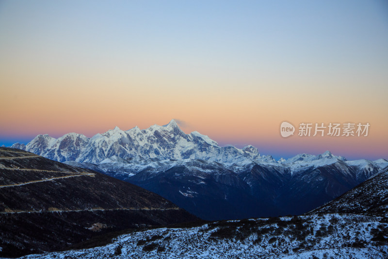 西藏林芝雪景南迦巴瓦峰日照金山雪山夕阳