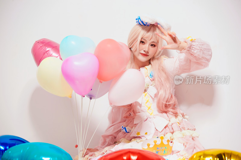 穿着糖果洛丽塔服装庆祝生日的亚洲少女