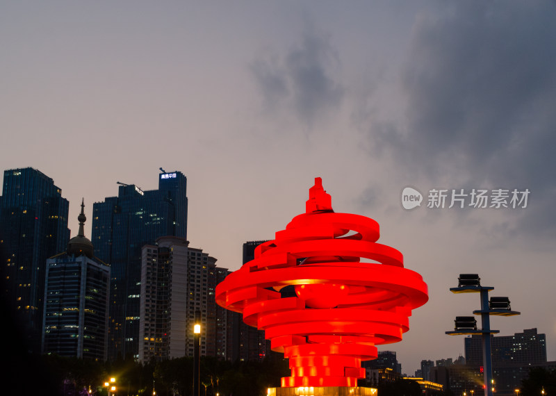 青岛五四广场城市夜景中的五月的风雕塑