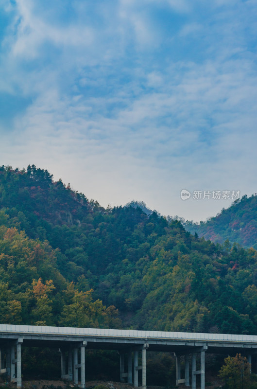 河南洛阳白云山，穿过山间的桥梁