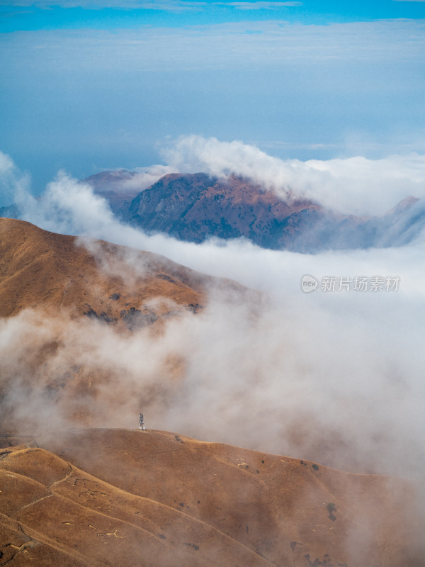 武功山云海中屹立的山峰景观