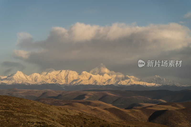 辽阔高原上的壮丽贡嘎雪山远景