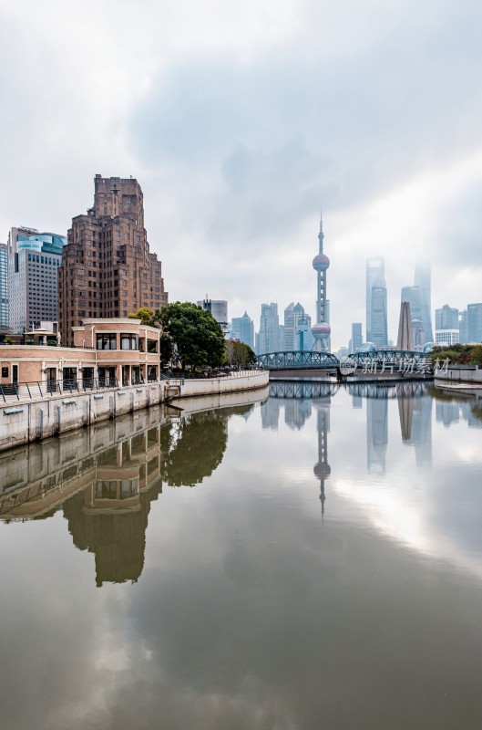 上海城市河流旁的高楼景观