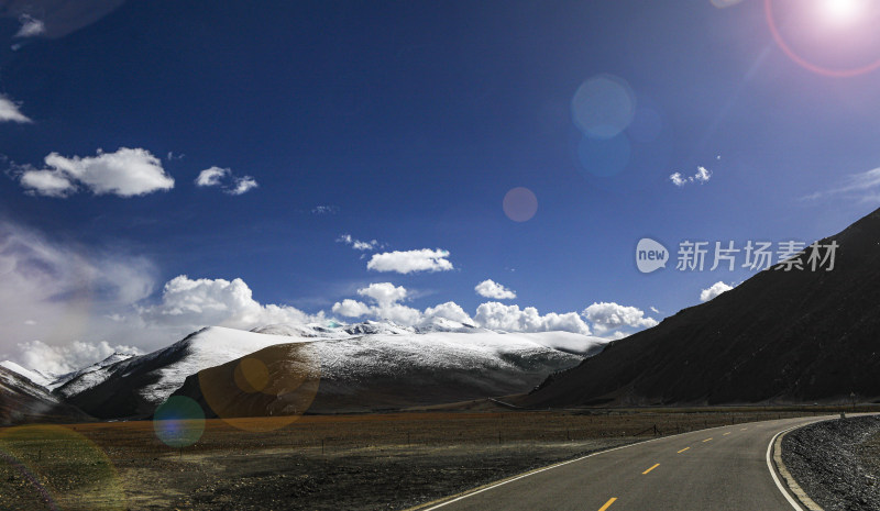 雪山下的公路，蓝天白云壮美景色