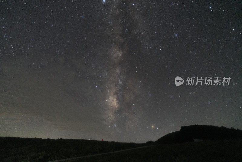 璀璨星空下的夜晚草地景象