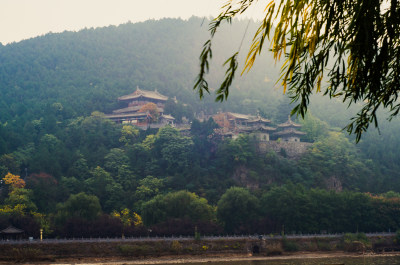 河南洛阳龙门石窟景区伊河对岸的古寺香山寺