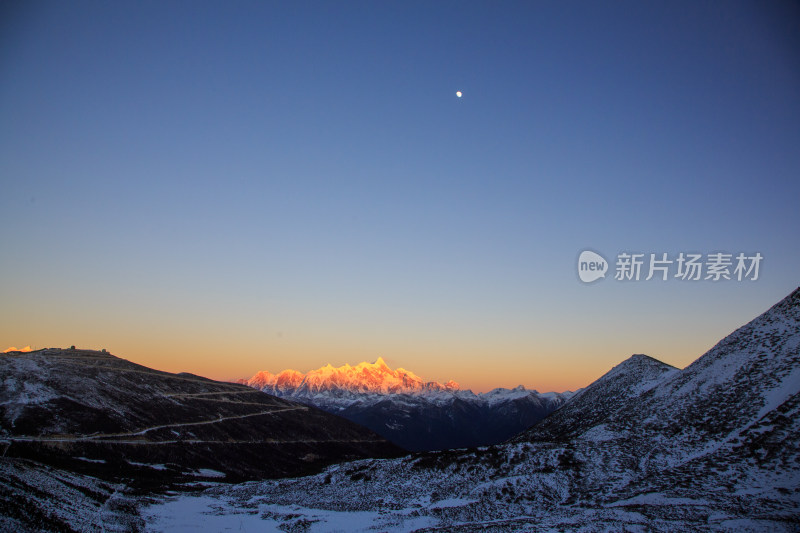 西藏林芝雪景南迦巴瓦峰日照金山雪山夕阳