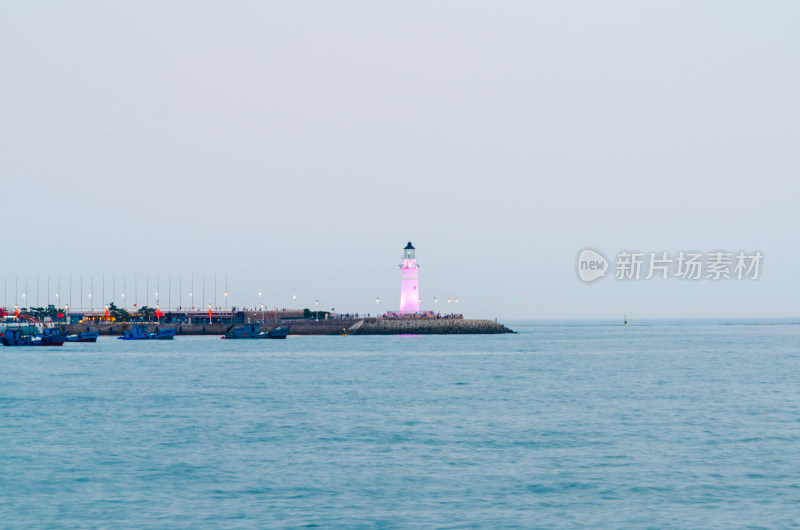 青岛情人坝海上灯塔全景展现宁静海景