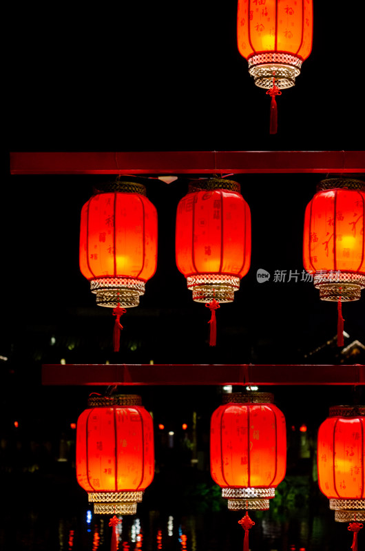 节日古建筑前的红色灯笼景观