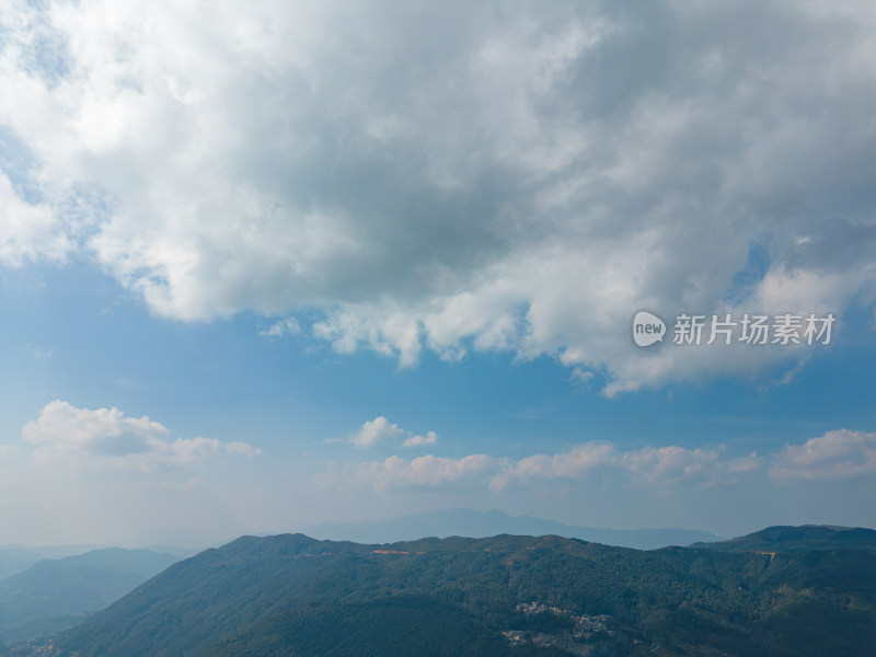 云层下的山峦