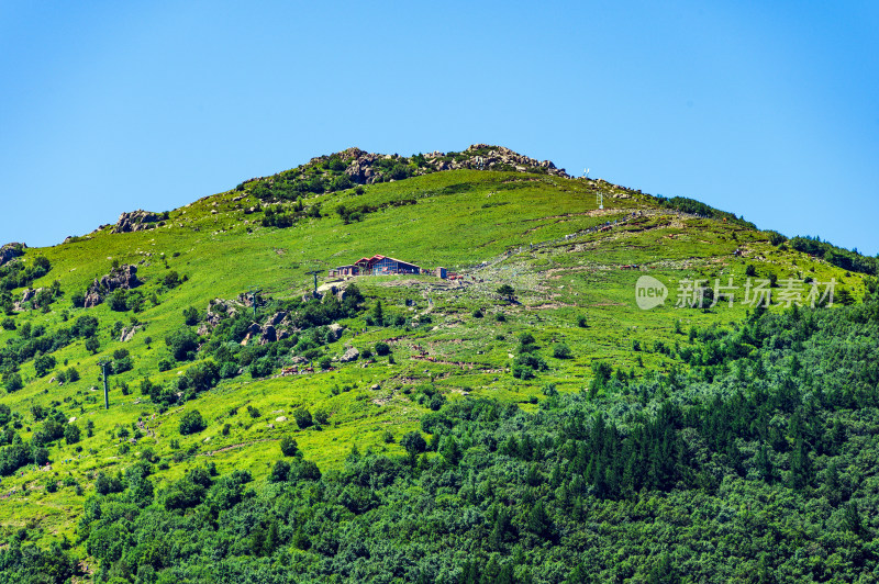 夏季蓝天白云绿色高山草甸群山大气风光