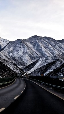 雪山间的公路