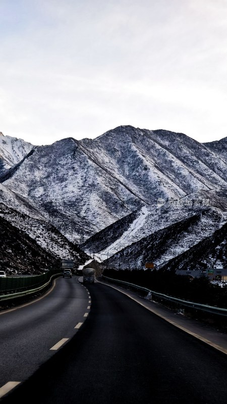 雪山间的公路