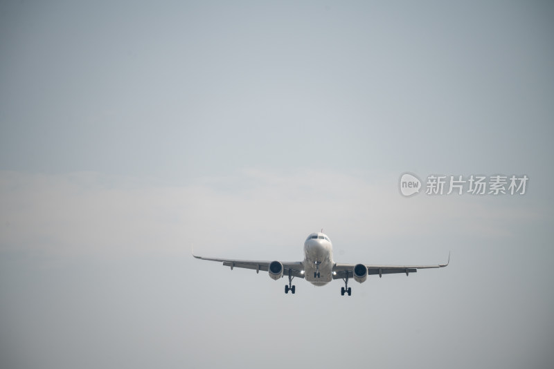 空中飞行的客机特写