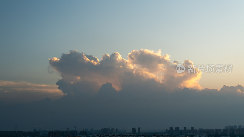 城市上空壮观的黄昏积雨云景象