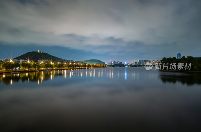 顺峰山夜景山水画