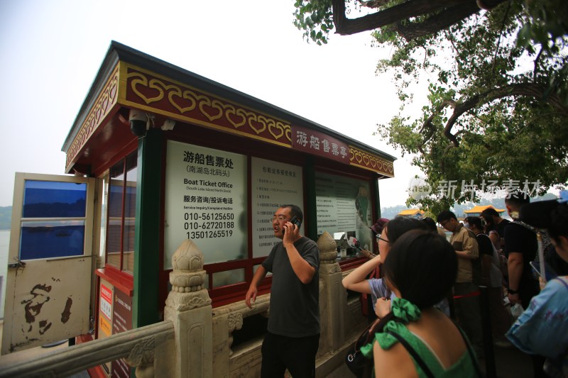 游船售票处排队购票人群