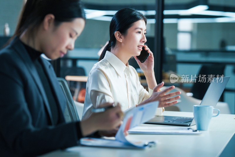 在办公室里工作的商务女士