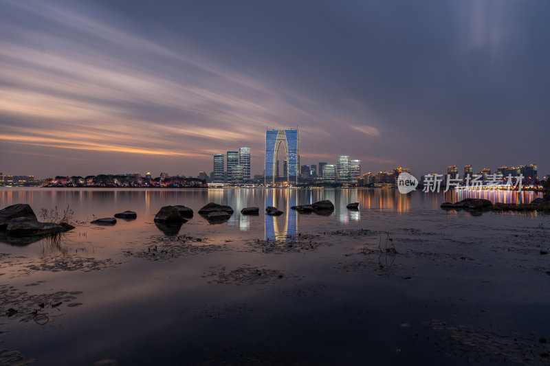 江苏苏州金鸡湖东方之门CBD日落夜景