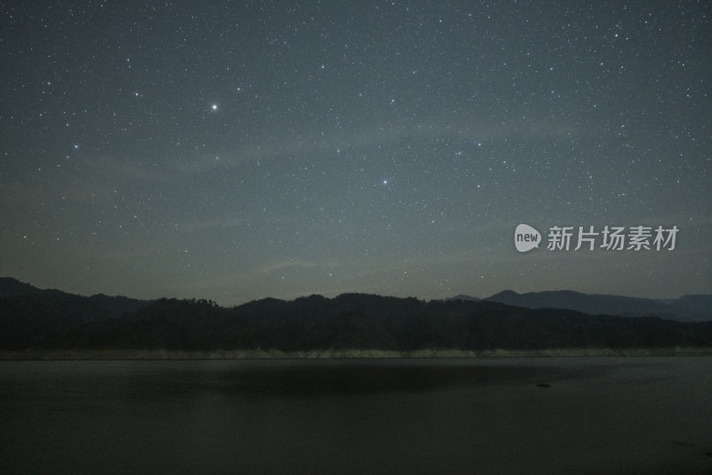 星空下的山峦湖泊静谧夜景