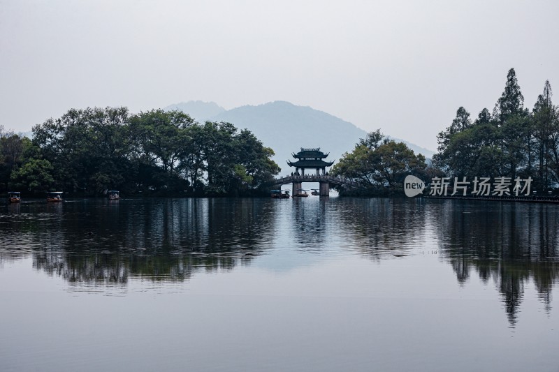 湖景中式建筑与山水风光