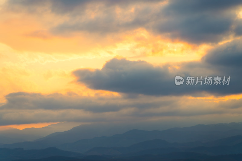 夕阳西下的天空云彩